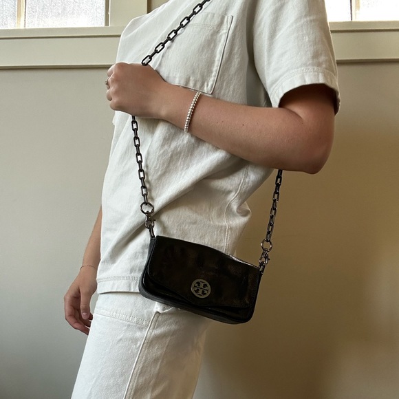 Tory Burch mini chain wallet bag. - Picture 3 of 5
